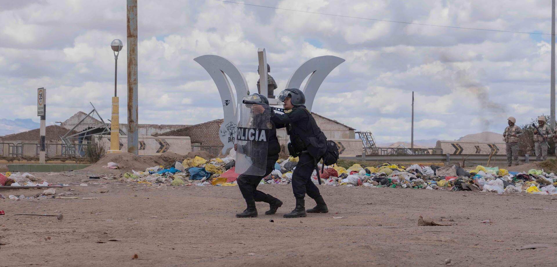 EMERGENCIA. Diversas imágenes muestran a las fuerzas del orden disparar contra el cuerpo.