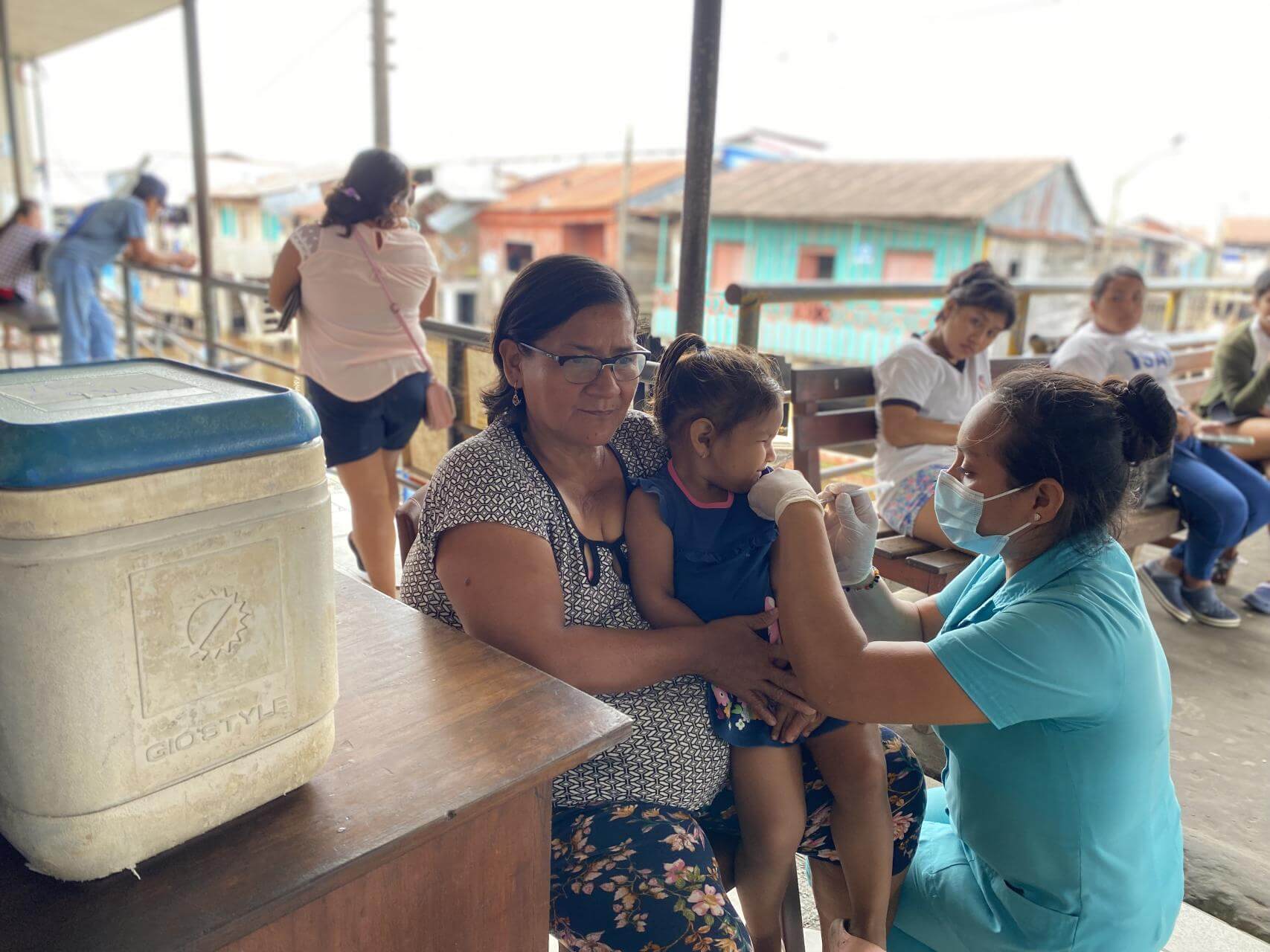PROTECCIÓN. Enfermera del centro de salud 6 de octubre, del barrio de Belén, en Iquitos, vacuna a los menores en la misma posta y en sus casas. 
