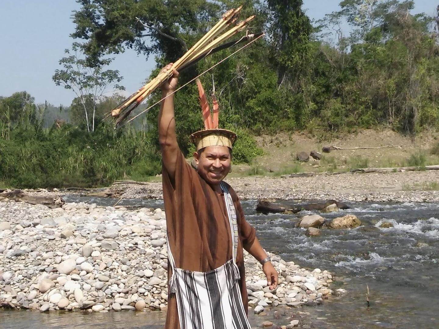 RECONOCIDO. El líder asháninka con un gesto de victoria, el compromiso con la defensa de su pueblo es algo que destacan todos los que lo conocieron.