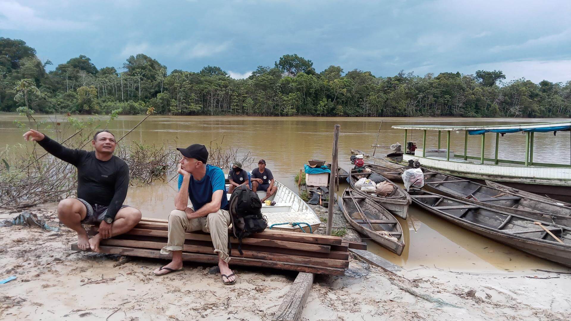 ÚLTIMA FOTO. Dom Phillips, de gorra negra, en una imagen recuperada del celular de Bruno Pereira cuatro meses después de que fueran asesinados.