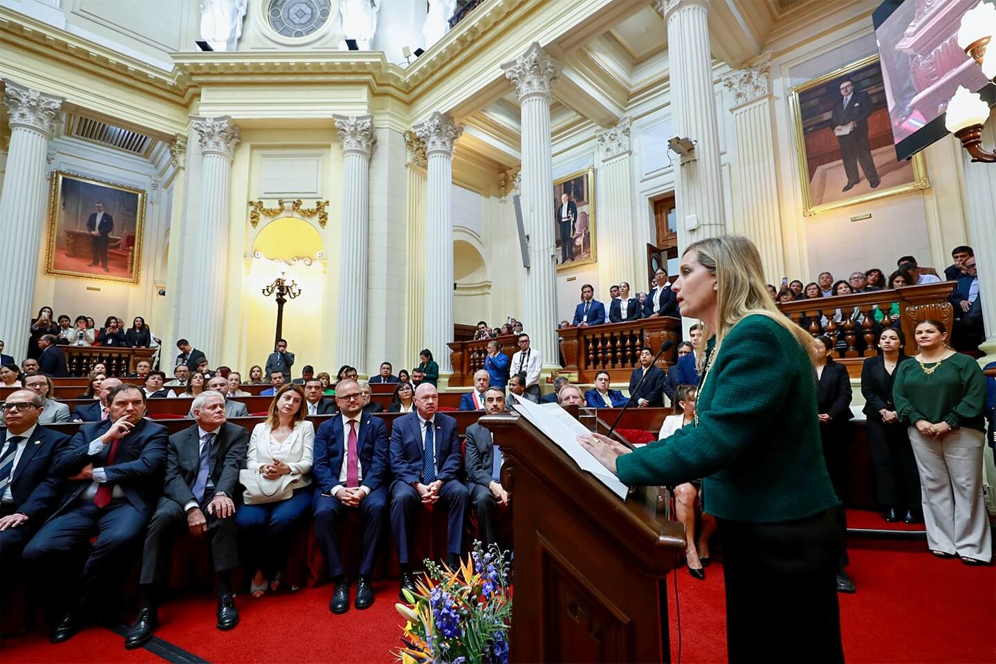 HOMENAJEADA. La congresista Alva Prieto fue condecorada con una medalla de honor. Además, se develó un retrato suyo en la galería de expresidentes del Legislativo.