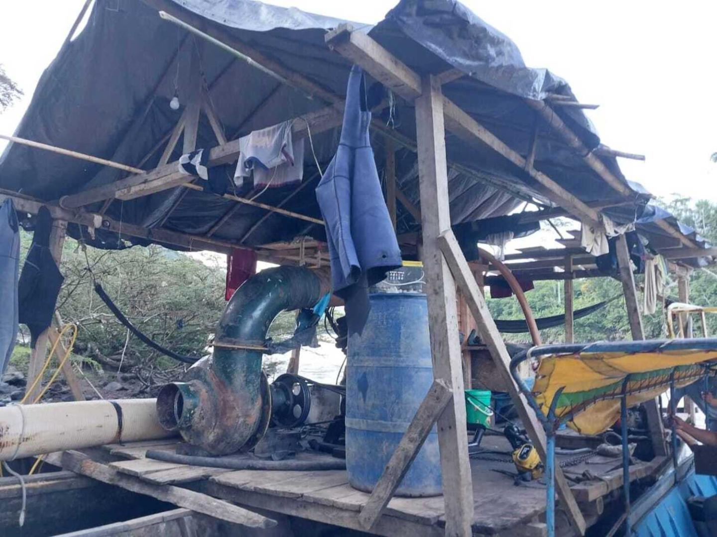 PEQUEDRAGA. La minería ilegal se expande en la cuenca del Cenepa con dragas artesanales y erosiona las bases de la organización indígena.