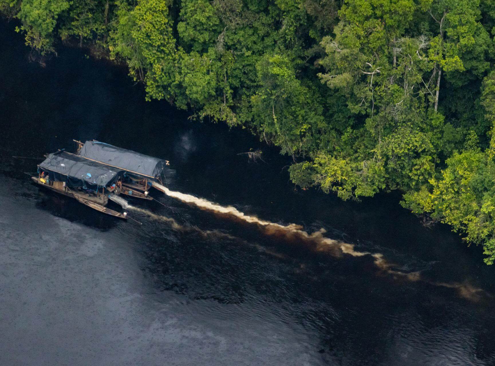 ILEGALIDAD. Las dragas avanzan sin mayor control en el río Nanay, afluente del Amazonas y la principal fuente de agua potable de la ciudad de Iquitos, en Loreto.