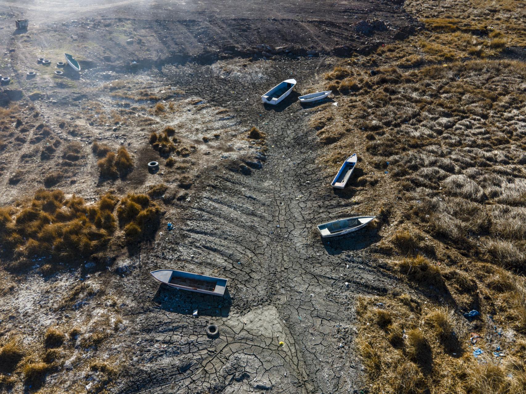 RETROCESO. En algunas partes del Titicaca el nivel del agua ha retrocedido tanto que ha dejado botes varados en medio del fondo seco y agrietado del lago.