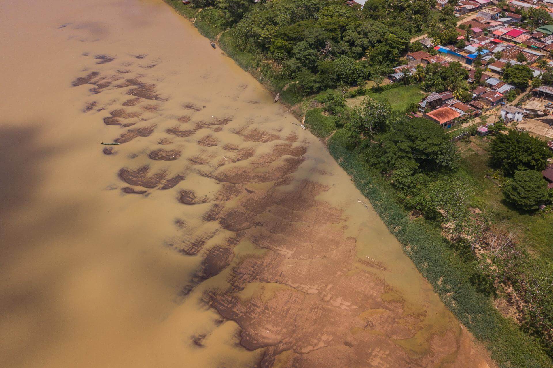 La sequía en la Amazonía hace que los bordes de los ríos retrocedan y dejen ver playa.