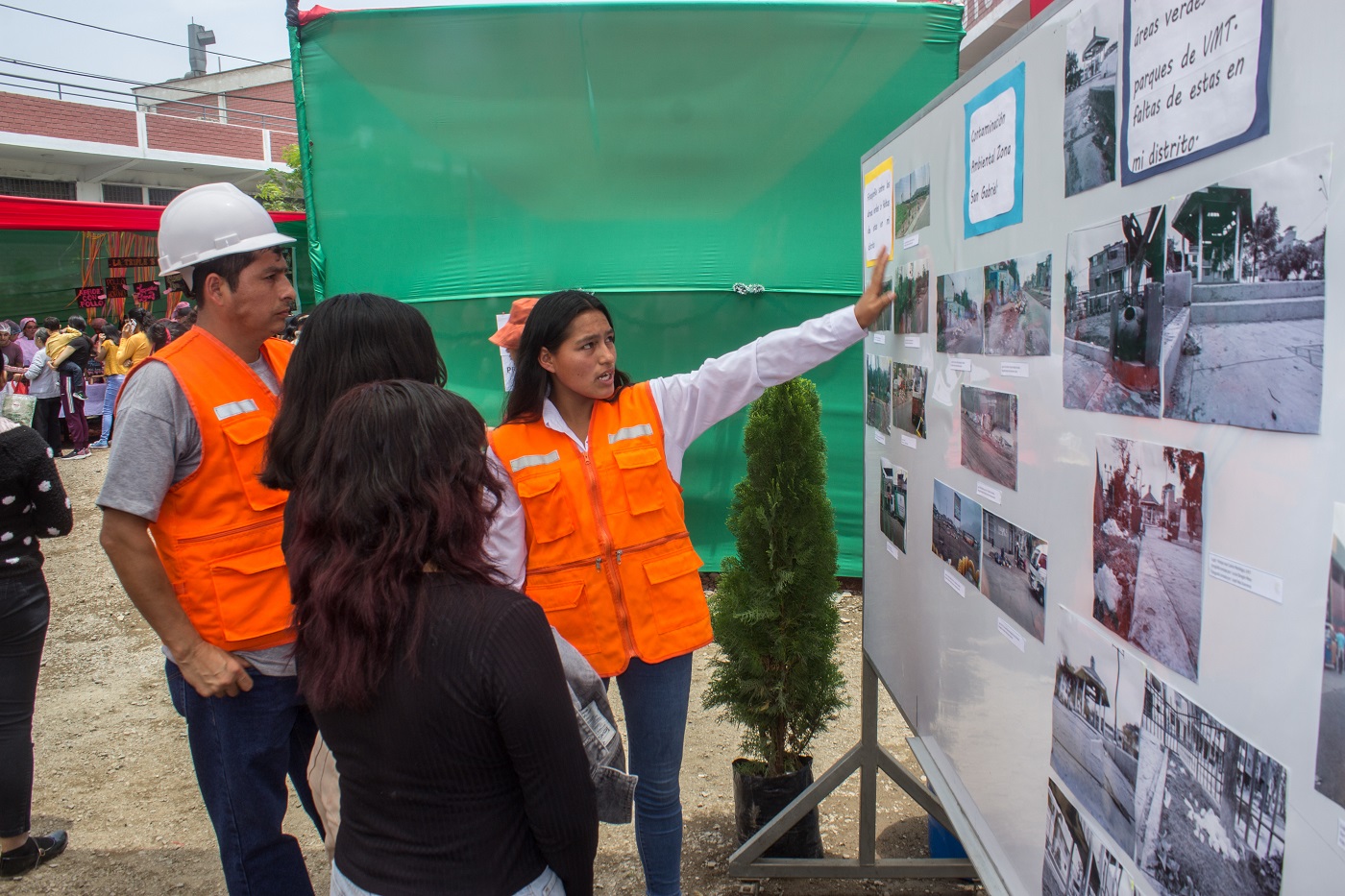 EXPOSICIÓN. Estudiantes de institutos de Fe y Alegría presentaron trabajos sobre el cuidado del ambiente, asesorados por OjoPúblico.