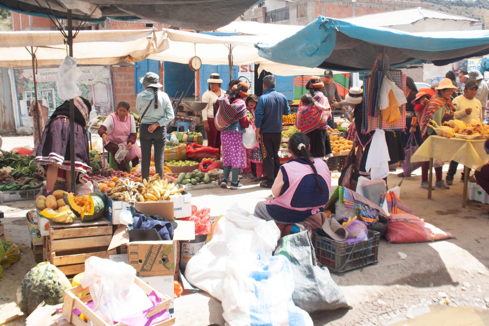 MERCADO DE CHALLHUAHUACHO. El centro de abastos del distrito más cercano a la operación minera, pero sus precios se aproximan más a los de Lima.
