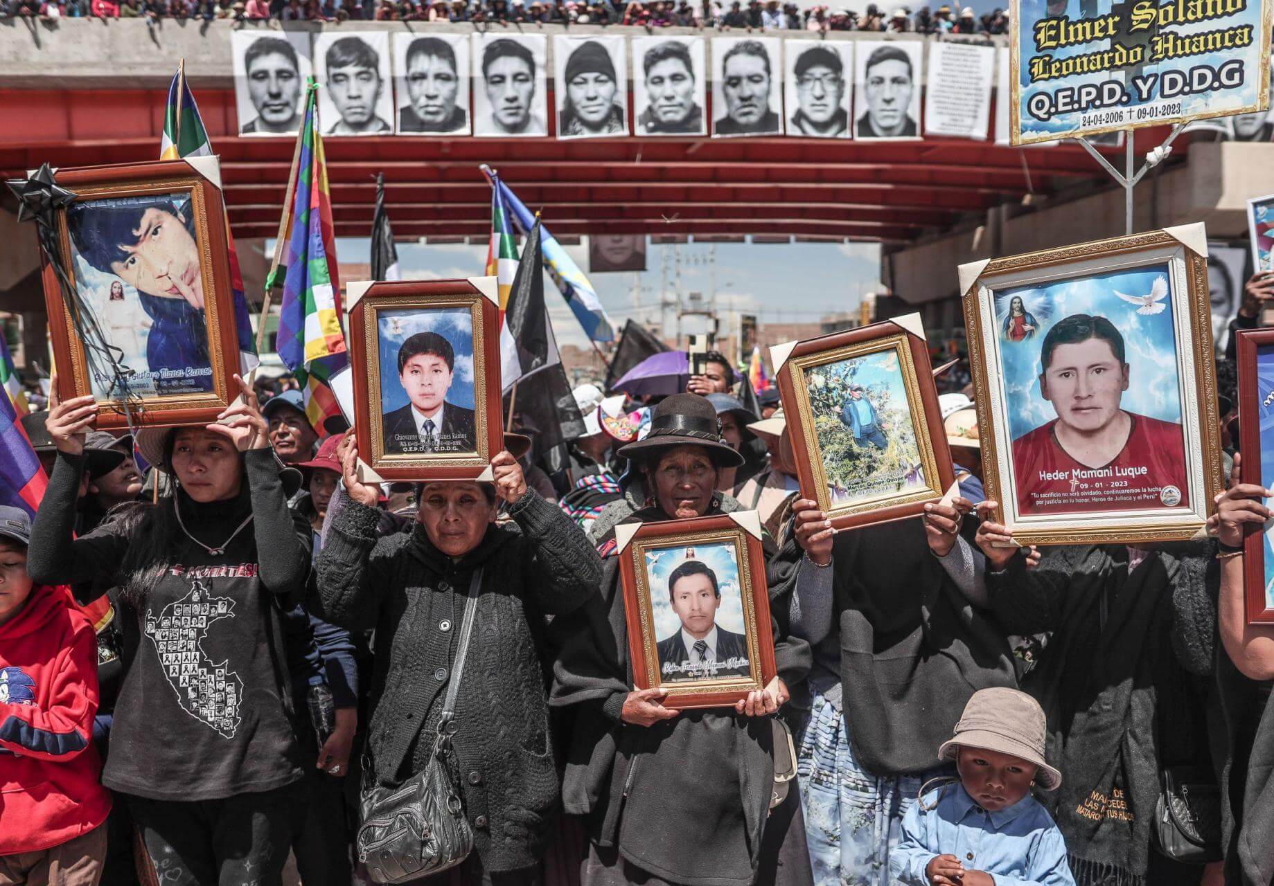 ANIVERSARIO. En el primer año de la represión de Juliaca, los deudos se manifestaron sosteniendo banderas y retratos, acompañados de miles de personas. 