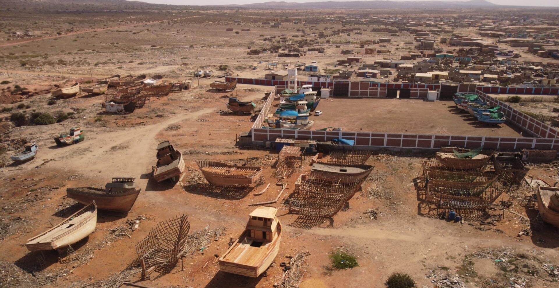 EN LAS CALLES. En la caleta La Tortuga, en Piura, se construyen embarcaciones pesqueras en corralones, lotes de vivienda y, hasta, en las calles.