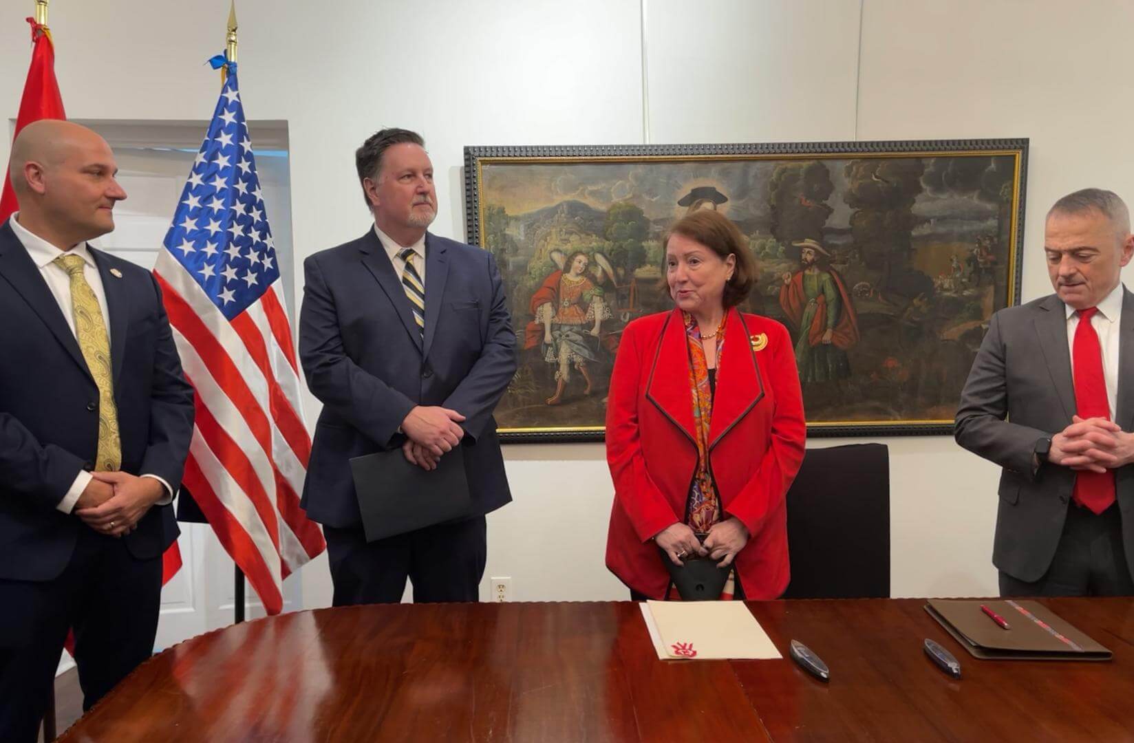 DEVOLUCIÓN. Autoridades de EE. UU. en ceremonia para entregar las obras a la cónsul del Perú en Nueva York.