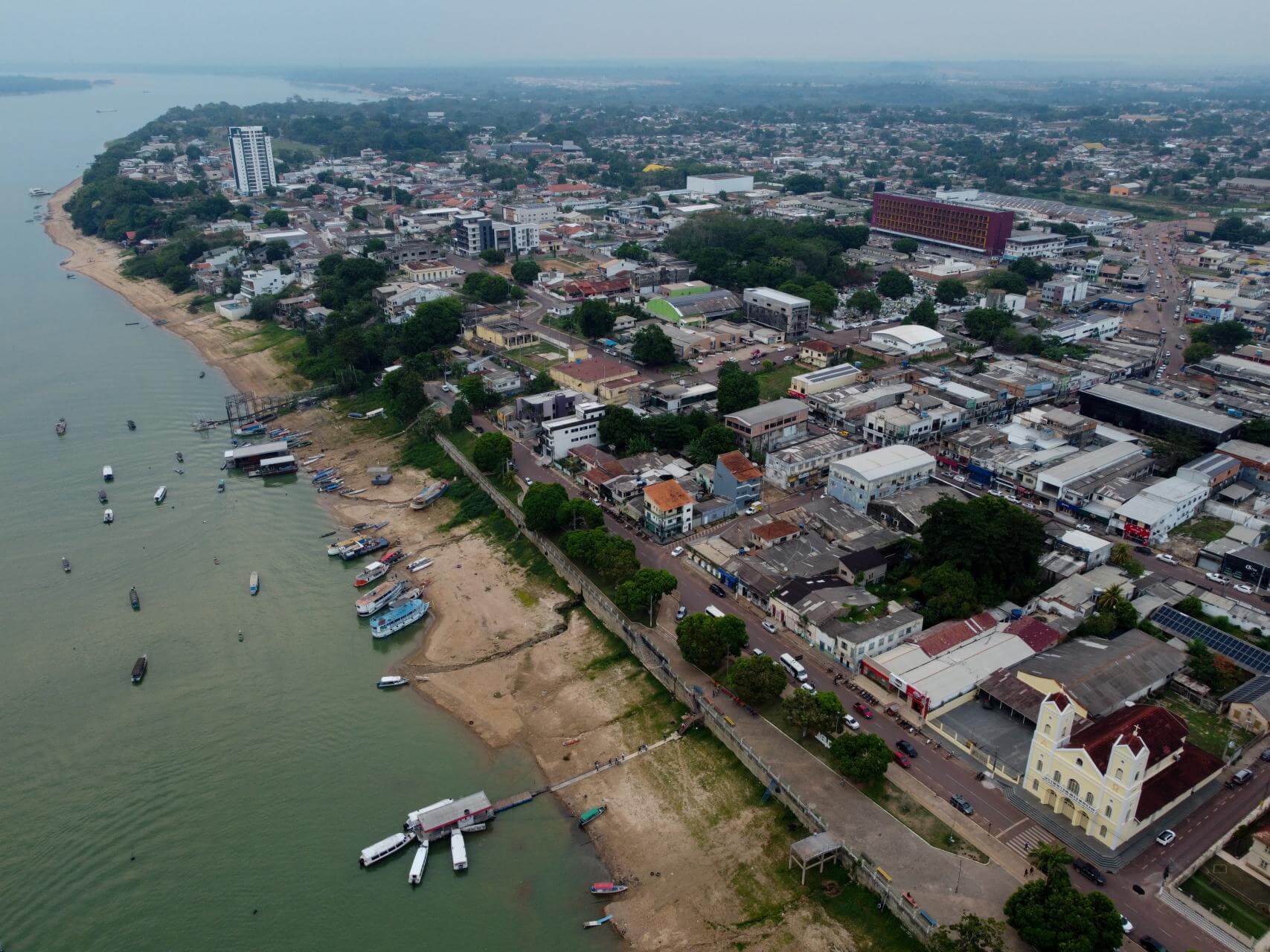 BRASIL. Vista aérea de Itaituba, una ciudad conocida por la intensa actividad de extracción de oro en el valle del río Tapajós.
