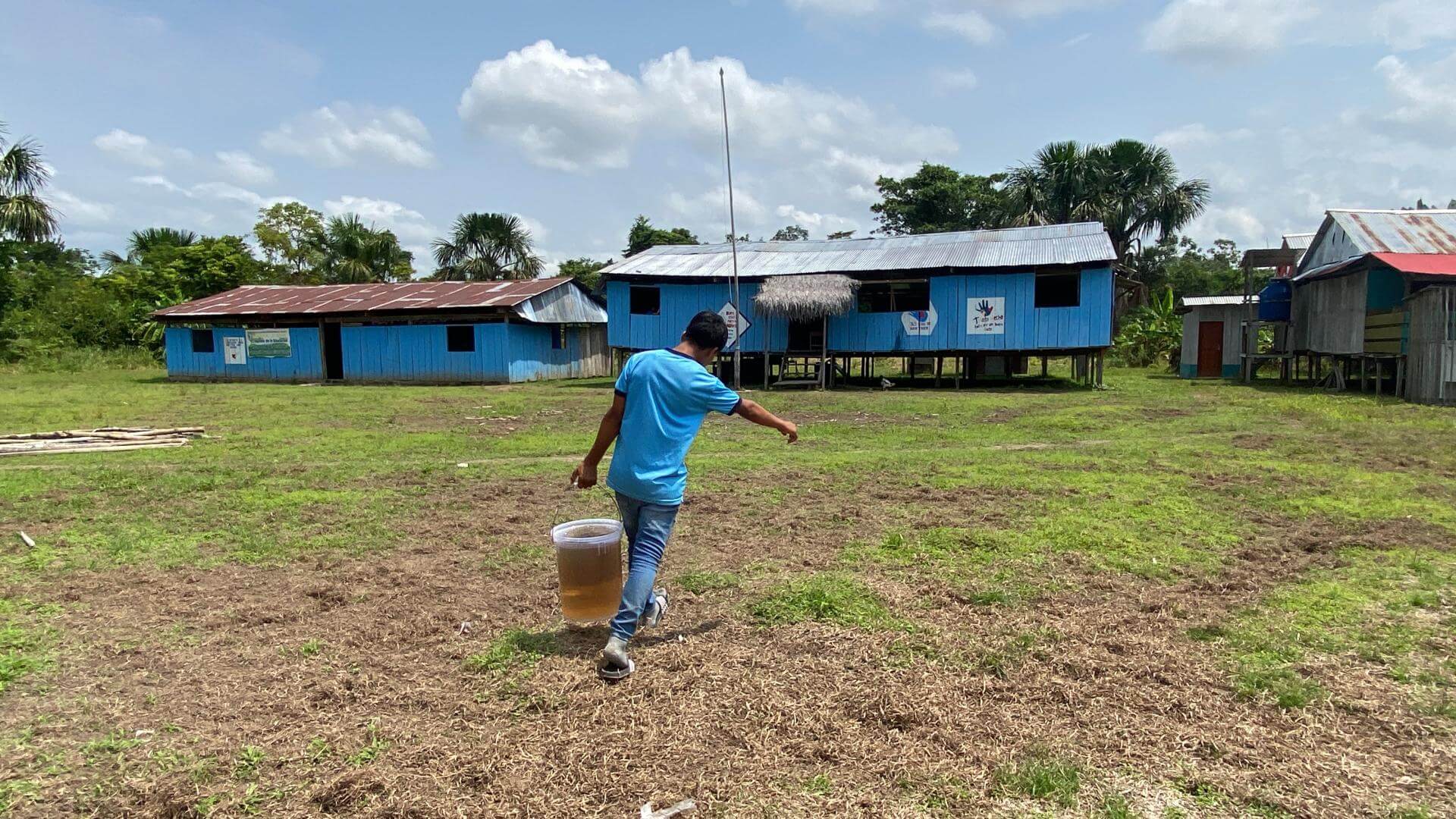 DERECHO. Los alumnos de la escuela N° 60117, del centro poblado Lupuna II Zona, en Loreto, recogen agua de lluvia o de una quebrada que se abastece del río Amazonas.