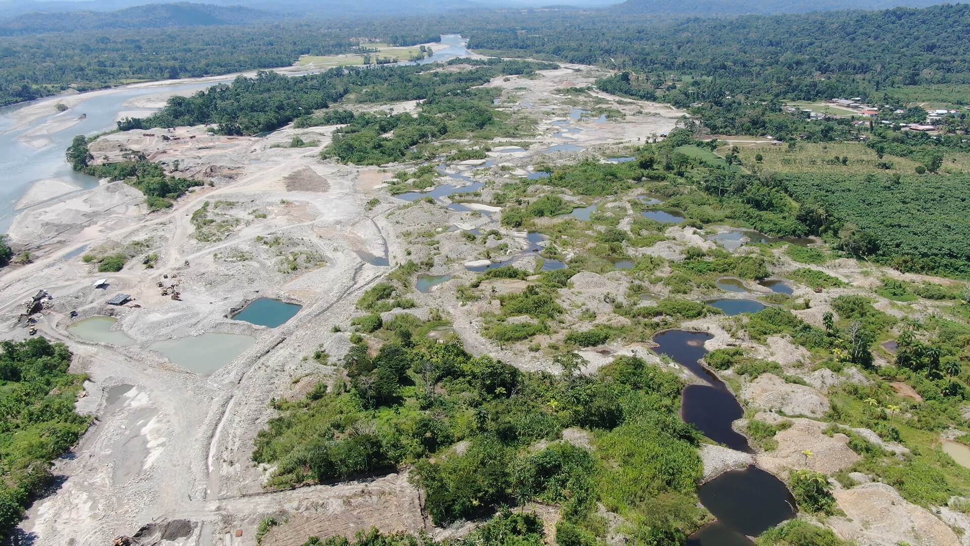 ECUADOR. This is how the Yutzupino sector, which experienced the illegal gold rush between December 2021 and February 2022, was left. Although to a lesser extent, illegal activities have not ceased.