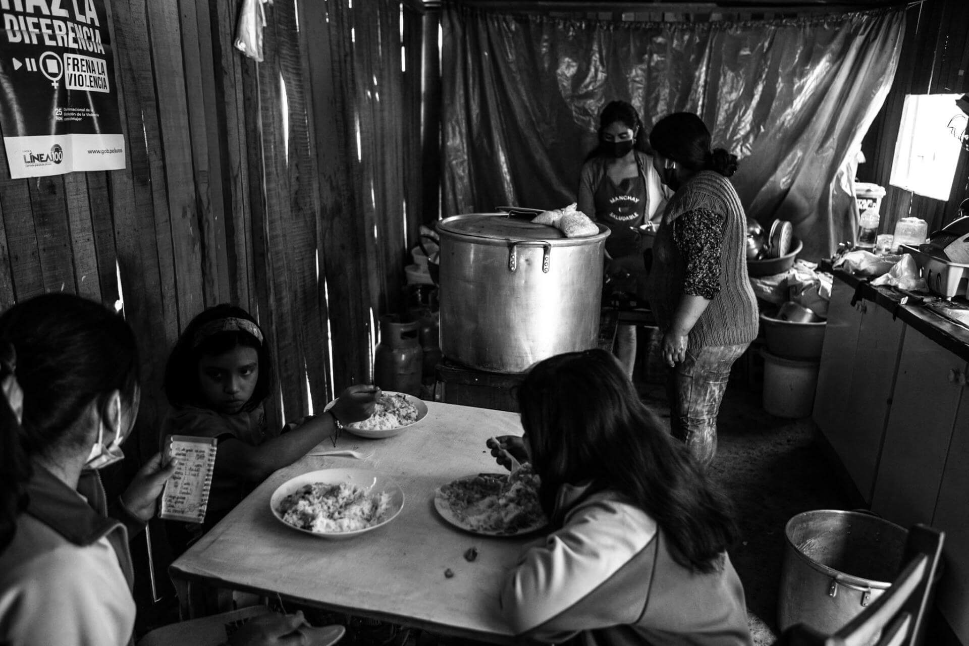 MENOS RACIONES. En todo el país, las personas destinan menos dinero a comprar los alimentos que comen en sus hogares.