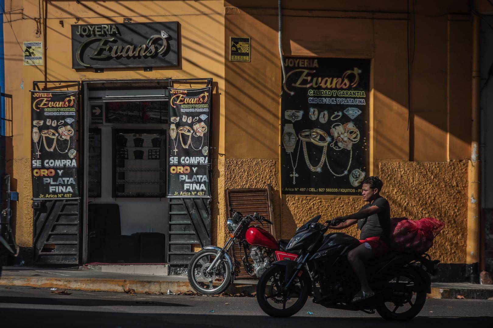 NEGOCIOS. Las joyerías ganan terreno en los jirones Arica y Huallaga, de la ciudad de Iquitos, ubicada a cinco horas del nuevo foco de la minería ilegal: el río Nanay.