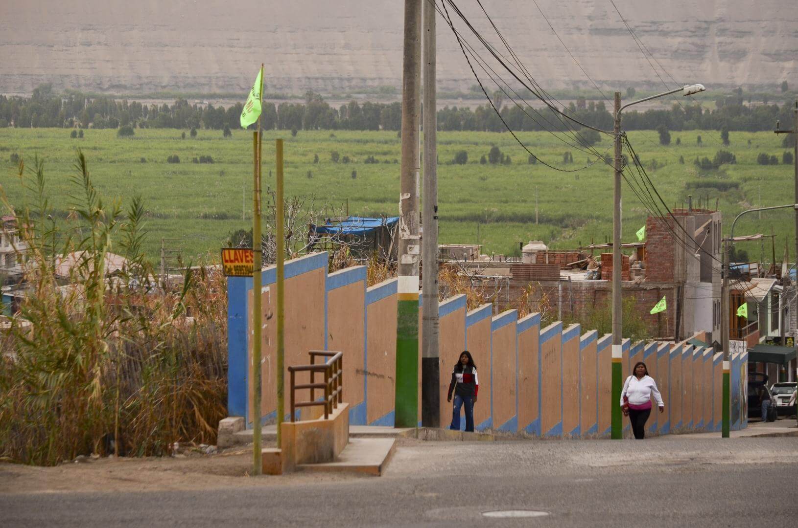 Valle de Tambo. Las banderas verdes son una forma de mostrar rechazo al proyecto. 
