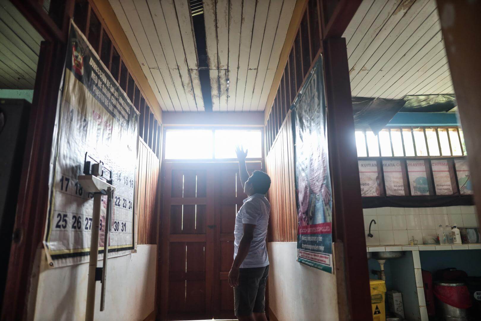 EN BUSCA DE LUZ. Las postas de El Cenepa reflejan las brechas en el distrito, donde solo 1,4% de viviendas tiene energía eléctrica.