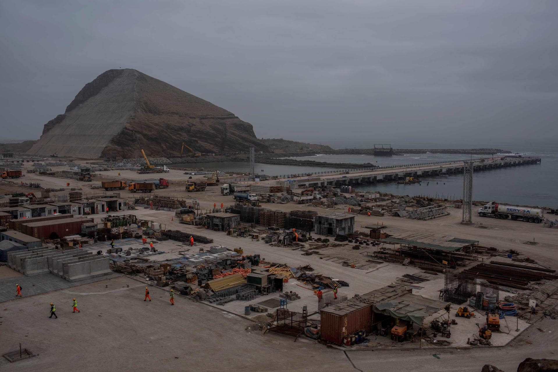 PRIMERA ETAPA. El megapuerto de Chancay contará con una zona operativa con cuatro muelles, un complejo con oficinas administrativas y un túnel de casi dos kilómetros de largo. 