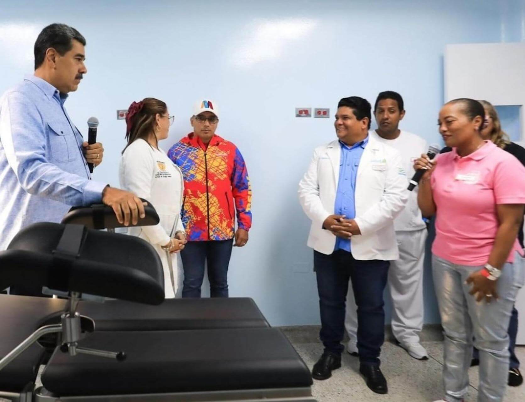 RÉGIMEN. Nicolás Maduro, Pedro Tellechea (de casaca roja y amarilla), quien llegó a ser ministro de Petróleo, y la pastora evangélica Mildres Mata, con el micrófono en mano.