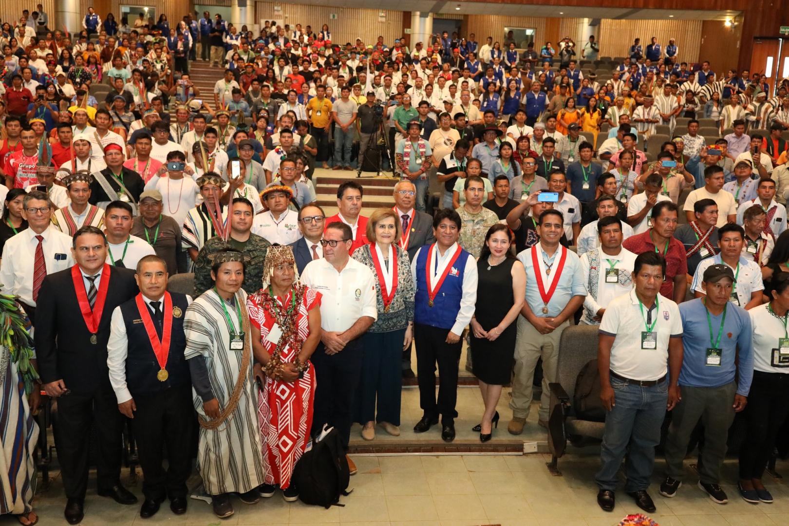 REUNIDOS. Presentes: congresistas y representantes de la Contraloría y del TC. No asistieron de los ministerios de Educación y Cultura, ni de entidades internacionales.