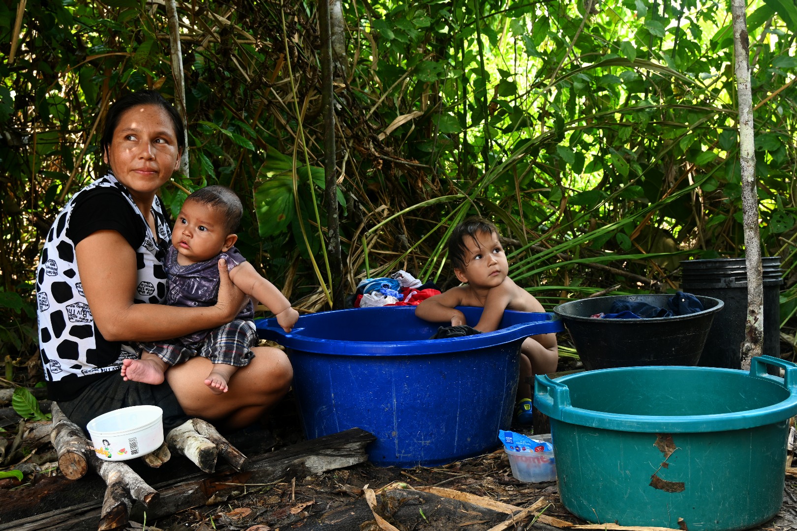 SECUELAS. Cientos de mujeres, pescadores y agricultores de la Amazonía trabajan el triple para conseguir el mínimo de alimentos, cuenta el autor.