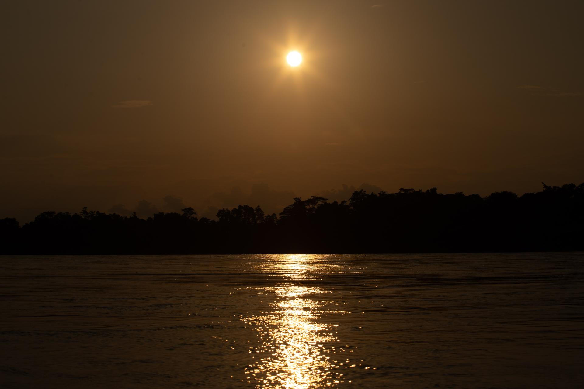 DESLUMBRAMIENTO. La promesa de dinero rápido con la extracción de oro ha cambiado la vida a orillas del río Santiago, en Amazonas.