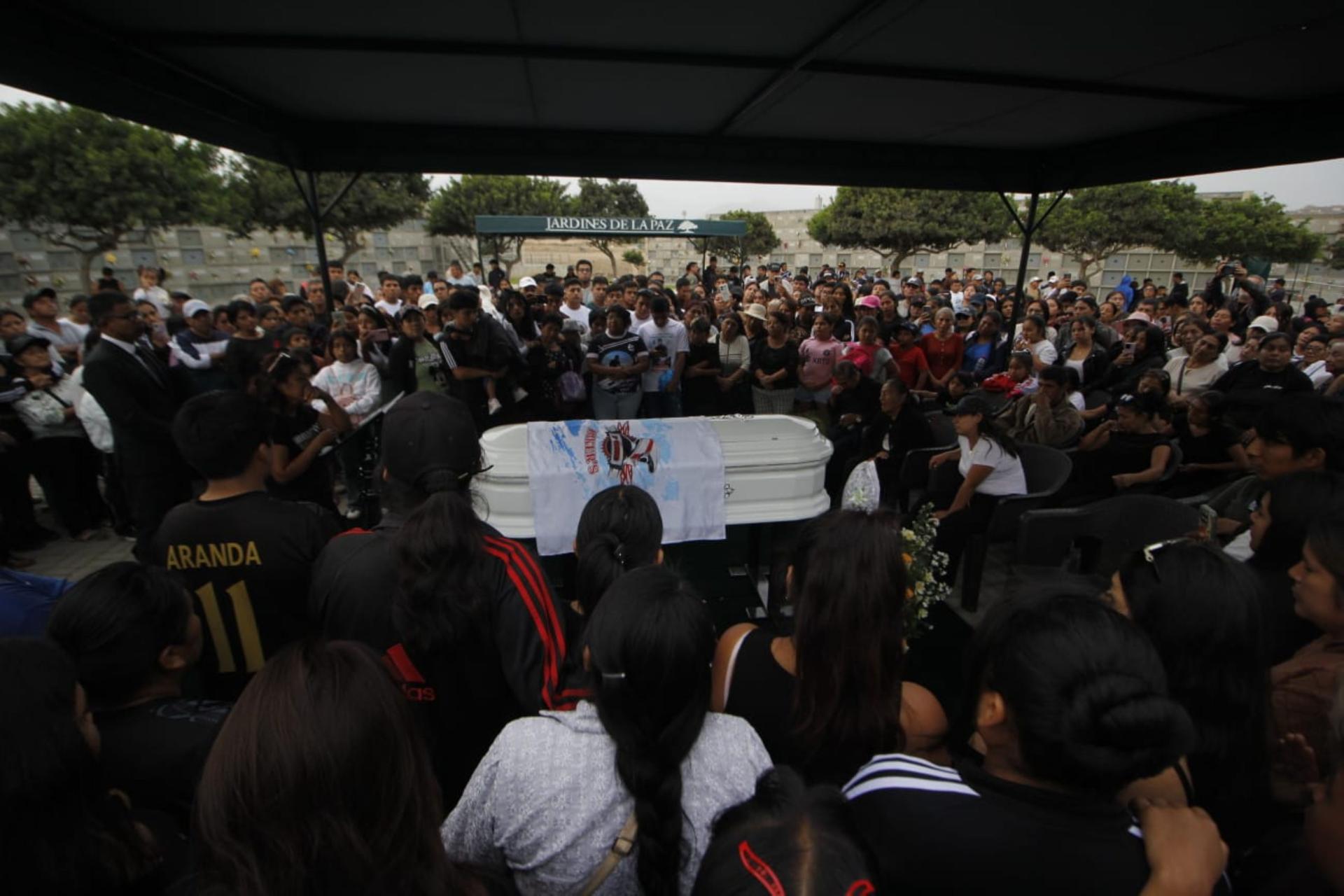 ÚLTIMO ADIÓS. Sepelio de Frank Monzón Valeriano, de 24 años, uno de los 13 agentes de seguridad de la empresa R&R asesinados en Pataz. Las víctimas tenían entre 24 y 40 años.