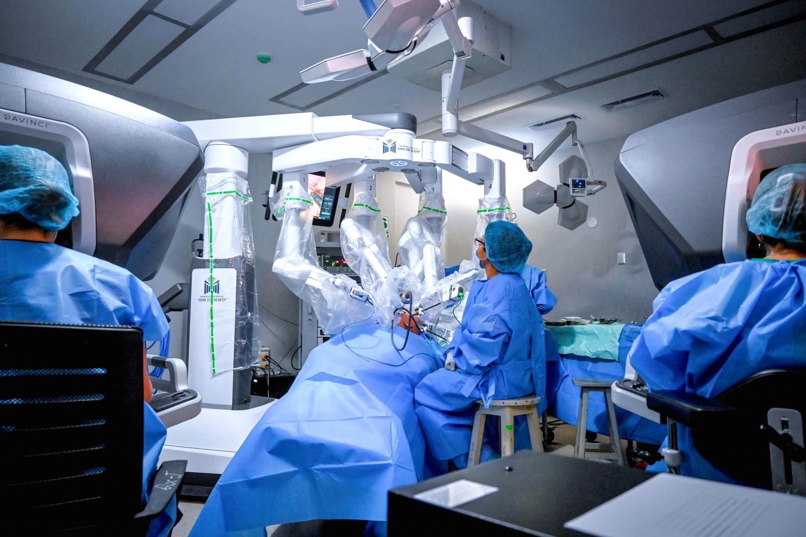 COSTOSO. El sistema público promueve un robot quirúrgico millonario sin evidencia clara de que supere a la cirugía convencional.