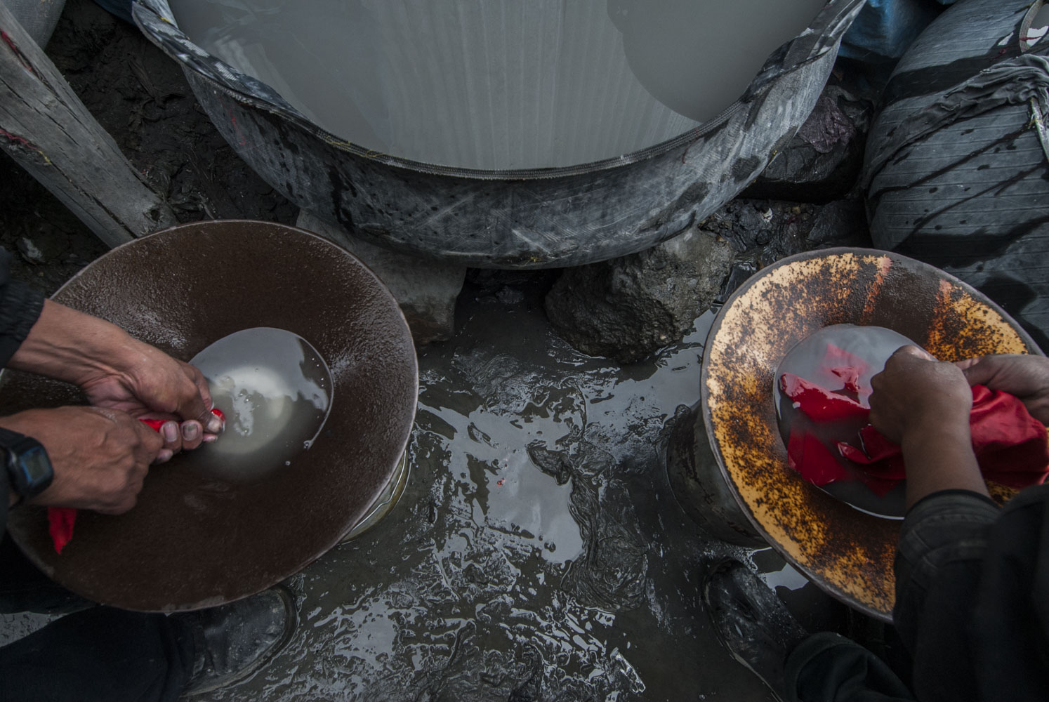 PELIGRO. Los mineros ilegales usan mercurio, una sustancia altamente tóxica, para separar el oro de otros materiales.