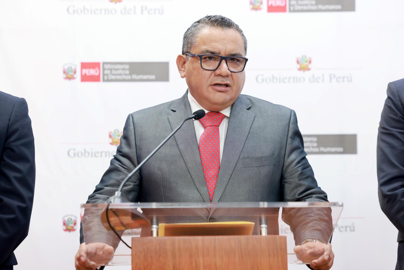 HOMBRE CLAVE. Este mañana, el ministro de Justicia, Juan José Santiváñez, evitó responder por los allanamientos.