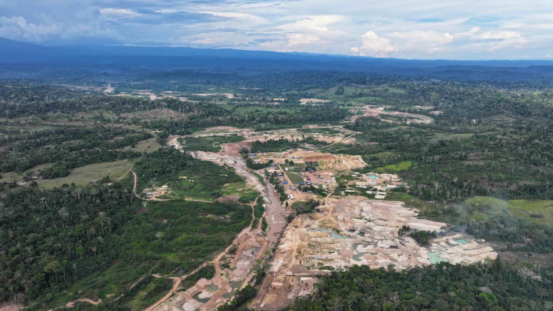 IMPACTO. El río Yuyapichis está siendo arrasado por la minería ilegal, que ingresa a la zona cada vez con más herramientas, como las retroexcavadoras.