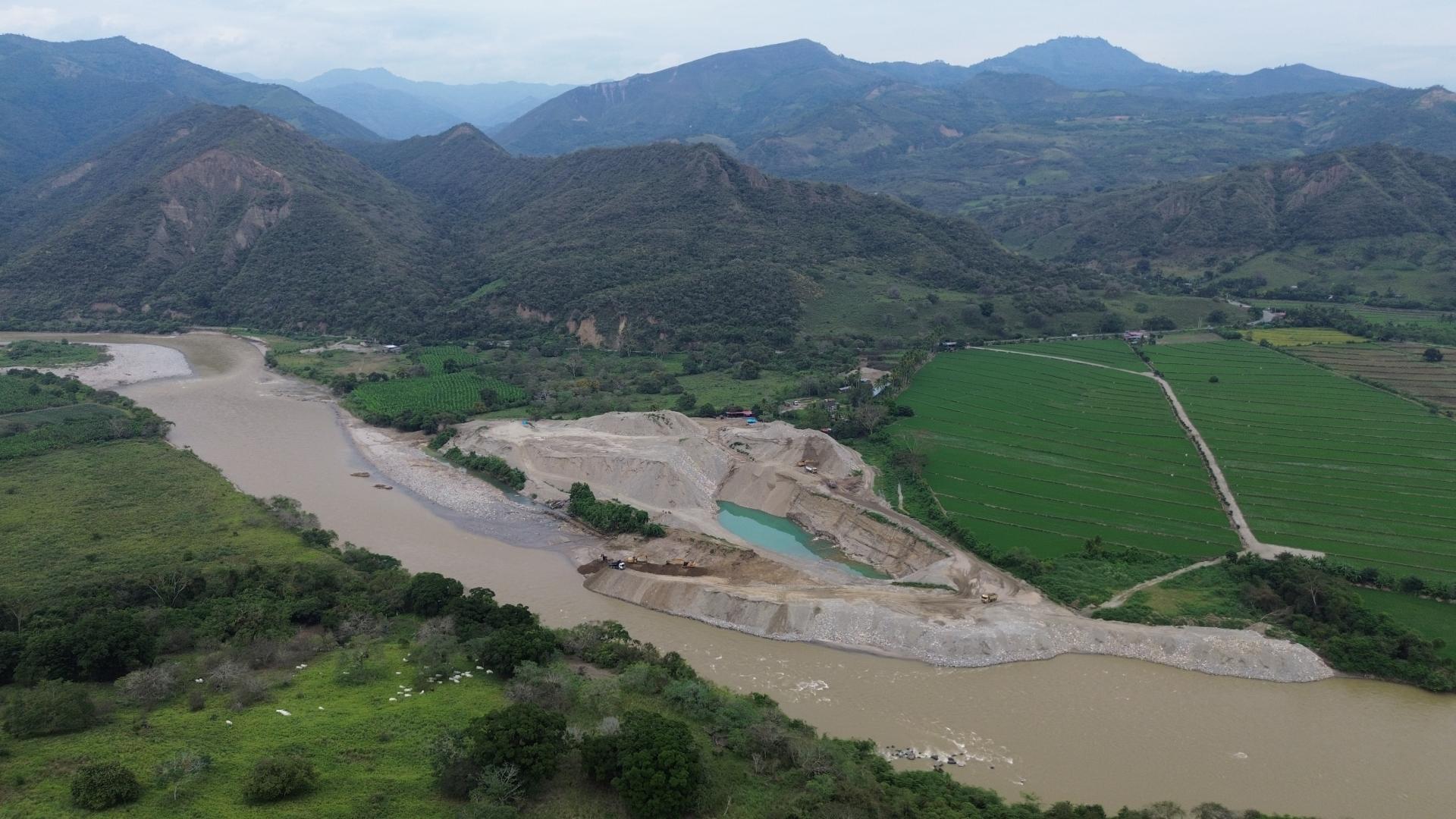 INTERVENCIÓN. El cauce natural del río Chinchipe, que desciende desde los Andes ecuatorianos y atraviesa la provincia de San Ignacio, ha sido gravemente alterado por la búsqueda ilegal de oro.