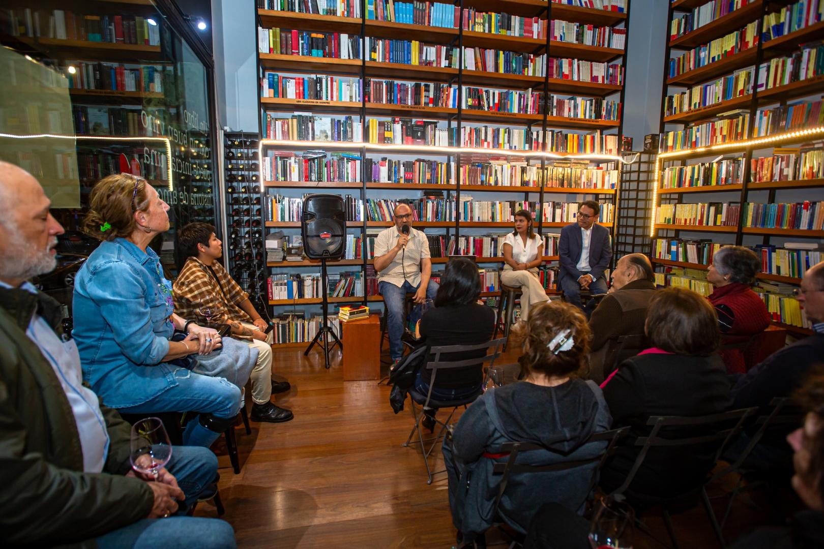 ENTRE LIBROS. El programa Aliados/as celebró su aniversario en la librería Book Vivant junto a los fundadores de OjoPúblico.