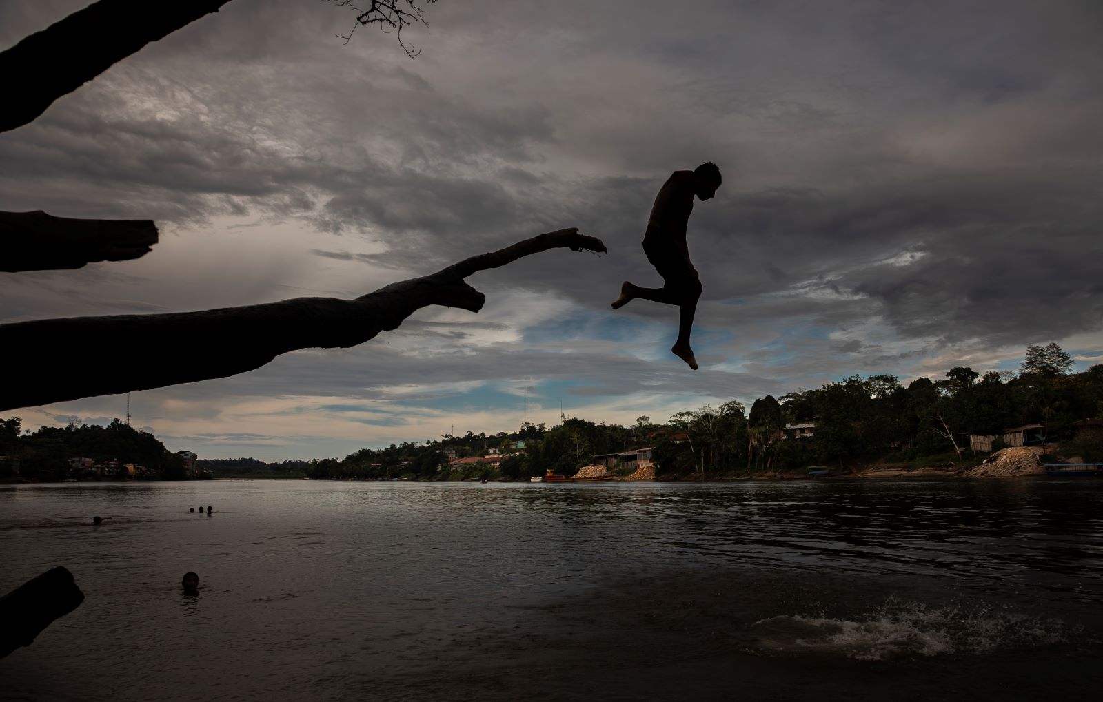 IMPACTO. La expansión de la minería ilegal afecta la vida de las habitantes más jóvenes de las regiones amazónicas de Perú.