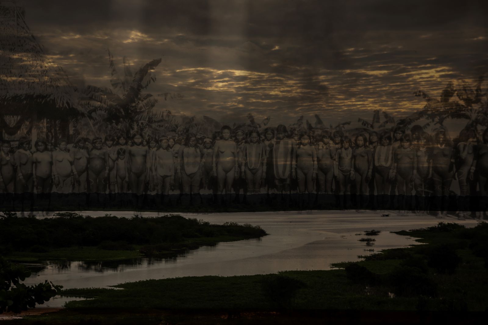 PERSISTENCIA. Una fotografía histórica de indígenas, exhibida en el barco-museo Ayapua, se yuxtapone con una vista actual del río Itaya para representar las huellas de la violencia cauchera.