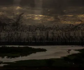 PERSISTENCIA. Una fotografía histórica de indígenas, exhibida en el barco-museo Ayapua, se yuxtapone con una vista actual del río Itaya para representar las huellas de la violencia cauchera.