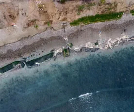 DAÑO. En junio de 2025, un tramo de geotubo instalado en la Playa Chorrillos de Chancay ya estaba desarmado. Alrededor había neumáticos y restos plásticos de la estructura.