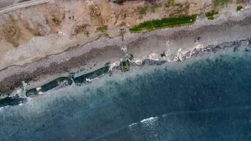 DAÑO. En junio de 2025, un tramo de geotubo instalado en la Playa Chorrillos de Chancay ya estaba desarmado. Alrededor había neumáticos y restos plásticos de la estructura.