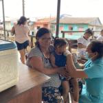 PROTECCIÓN. Enfermera del centro de salud 6 de octubre, del barrio de Belén, en Iquitos, vacuna a los menores en la misma posta y en sus casas. 