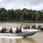 VIGILANCIA. El cacique Mauro Kanamari, con tocado (izquierda), lidera un grupo de Vigilancia territorial durante el monitoreo del lago Caxias
