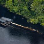 ILEGALIDAD. Las dragas avanzan sin mayor control en el río Nanay, afluente del Amazonas y la principal fuente de agua potable de la ciudad de Iquitos, en Loreto.