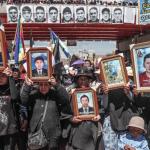 ANIVERSARIO. En el primer año de la represión de Juliaca, los deudos se manifestaron sosteniendo banderas y retratos, acompañados de miles de personas. 