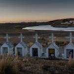 MEMORIA. En el lugar en el que murieron los soldados, seis cruces fueron puestas, con sus nombres, fotos y una placa del Ejército. Al fondo, el río Ilave y el camal de la ciudad.