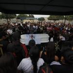ÚLTIMO ADIÓS. Sepelio de Frank Monzón Valeriano, de 24 años, uno de los 13 agentes de seguridad de la empresa R&R asesinados en Pataz. Las víctimas tenían entre 24 y 40 años.