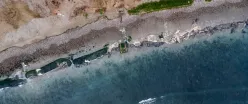 DAÑO. En junio de 2025, un tramo de geotubo instalado en la Playa Chorrillos de Chancay ya estaba desarmado. Alrededor había neumáticos y restos plásticos de la estructura.