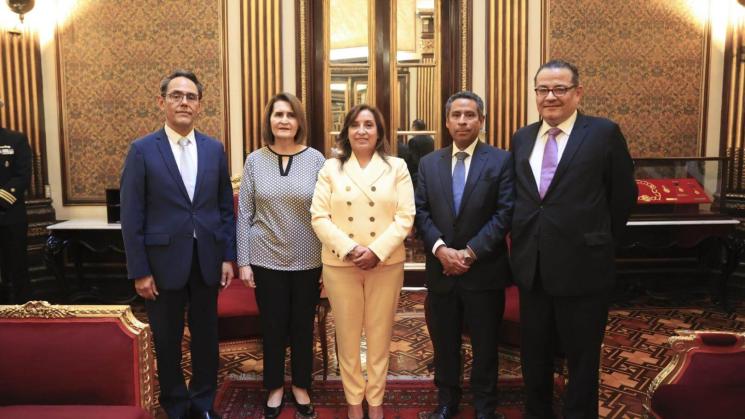 RESPONSABLES. Dina Boluarte y el presidente del TC, Francisco Morales Saravia (Izq.).