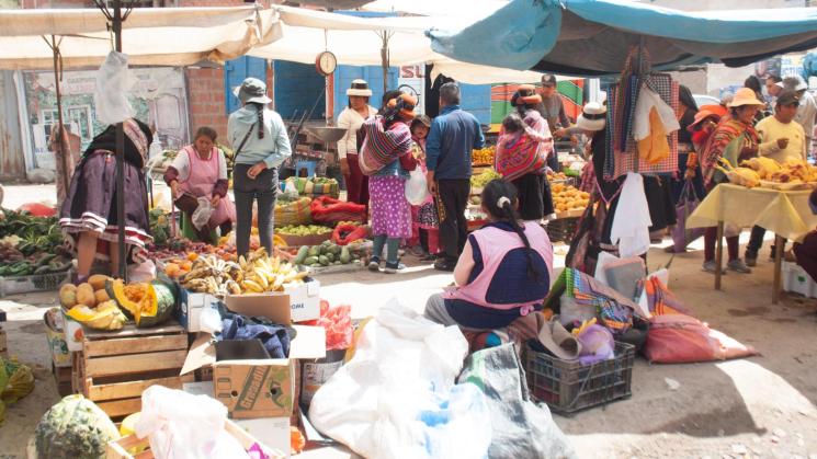 MERCADO DE CHALLHUAHUACHO. El centro de abastos del distrito más cercano a la operación minera, pero sus precios se aproximan más a los de Lima.