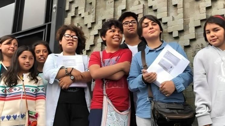 CRISIS CLIMÁTICA. Jóvenes demandantes fuera del Poder Judicial después de presentar su denuncia contra el Estado peruano, en 2019.