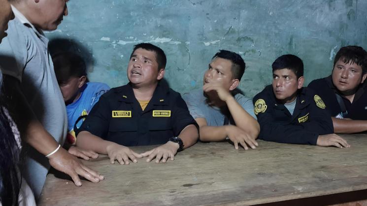 RETENIDOS. Policías resguardaban equipos para la minería ilegal. Permanecieron retenidos, junto con un grupo, casi seis días en Villa Gonzalo. 