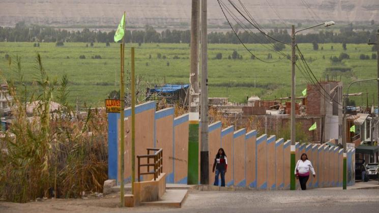 Valle de Tambo. Las banderas verdes son una forma de mostrar rechazo al proyecto. 